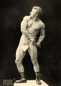 Eugen Sandow用经典的古希腊罗马姿势画剑，c.1894
